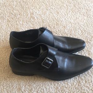 Black dress shoes